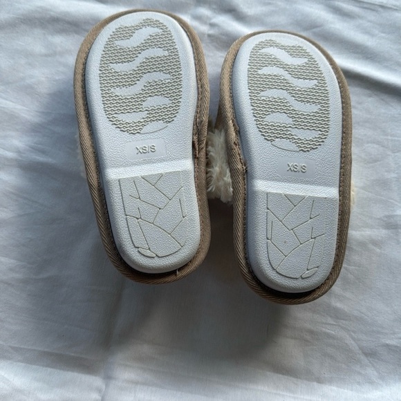 Chinese Laundry Tan and Cream Slippers Moccasin Style - Picture 2 of 4